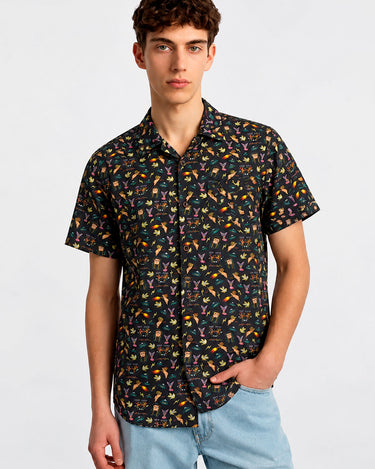 Camisa de hombre negra con estampado colorido de figuras y animales, manga corta y cuello abierto.