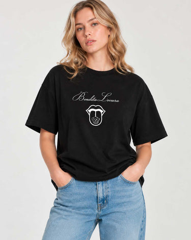 Camiseta negra de mujer con diseño en blanco que dice 'Bendita Locura' y un gráfico de mono.