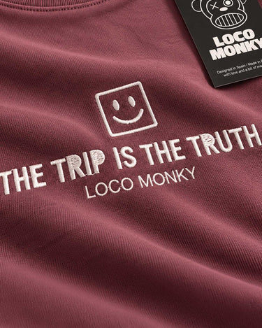 Camiseta boxy unisex color púrpura con texto bordado "THE TRIP IS THE TRUTH" y logo de Loco Monky