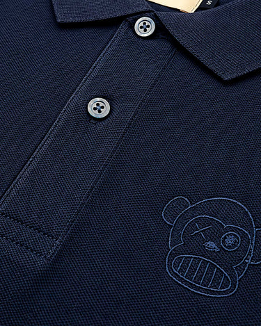 Polo de hombre color navy con cuello, botones y bordado de un mono en el pecho.