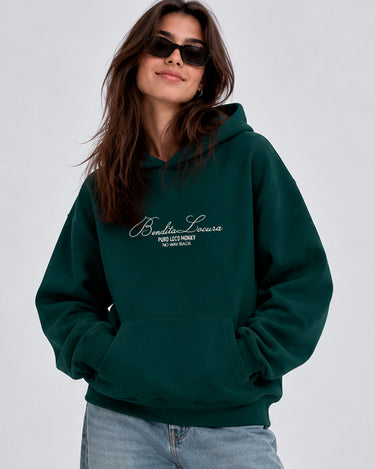 Sudadera unisex verde oscuro con capucha, bordado 'Bendita Locura' en el pecho y bolsillo frontal.