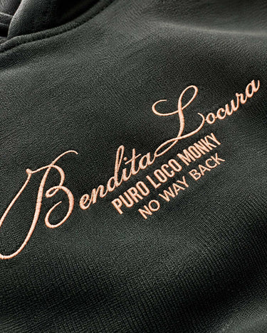 Sudadera unisex color verde oscuro con bordado en rosa que dice 'Bendita Locura Puro Loco Monky No Way Back