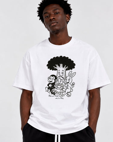 Camiseta blanca con estampado en negro de personajes caricaturescos bajo un árbol.