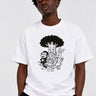 Camiseta blanca con estampado en negro de personajes caricaturescos bajo un árbol.