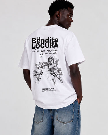 Camiseta blanca con estampado en la parte posterior de ángeles y texto en negro, de Loco Monky.