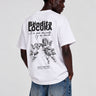 Camiseta blanca con estampado en la parte posterior de ángeles y texto en negro, de Loco Monky.