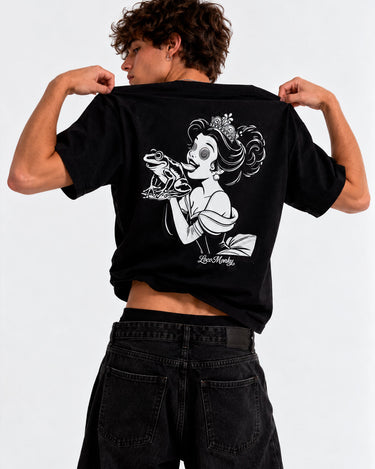 Camiseta negra unisex con diseño en la espalda de una mujer sosteniendo un sapo, marca Loco Monky.