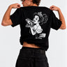 Camiseta negra unisex con diseño en la espalda de una mujer sosteniendo un sapo, marca Loco Monky.