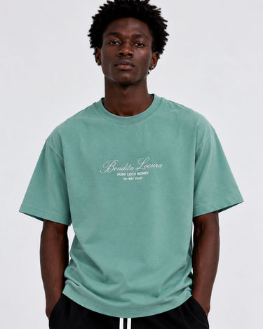 Camiseta verde con bordado en blanco que dice 'Bendita Locura' y 'Loco Monky' en el pecho.