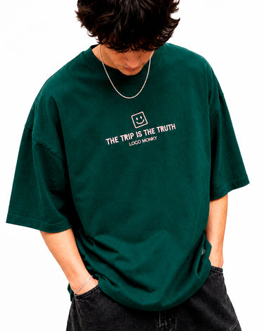 Camiseta boxy unisex de color verde oscuro con texto blanco "THE TRIP IS THE TRUTH" y logo de Loco Monky.