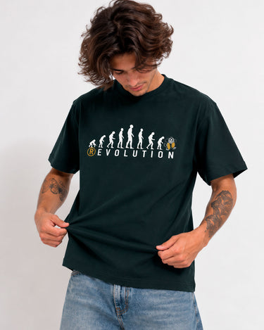 Camiseta negra con diseño de evolución y texto 'REVOLUTION', modelo masculino mostrando la prenda.