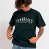 Camiseta negra con diseño de evolución y texto 'REVOLUTION', modelo masculino mostrando la prenda.