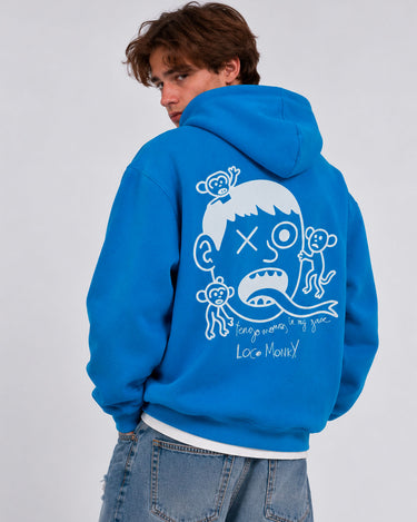 Sudadera azul con capucha, diseño gráfico en la parte posterior con un personaje y monos, marca Loco Monky.