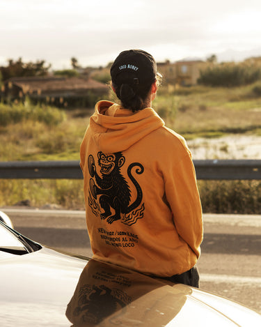 Sudadera Unisex New Year de Loco Monky Mustard by LOCO MONKY