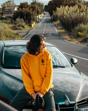 Sudadera Unisex New Year de Loco Monky Mustard by LOCO MONKY