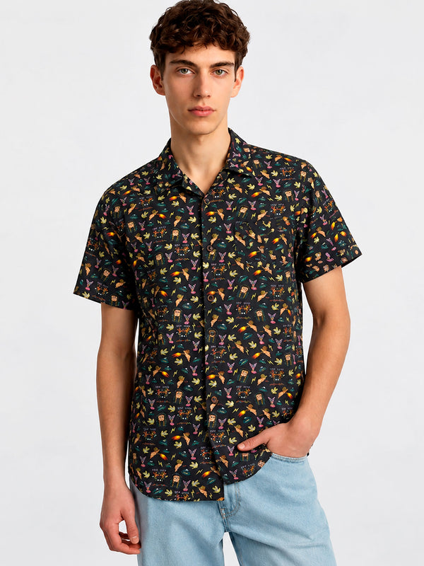 Camisa de hombre negra con estampado colorido de figuras y animales, manga corta y cuello abierto.