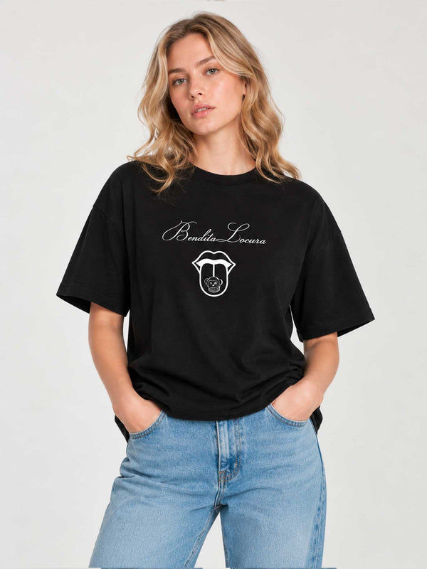 Camiseta negra de mujer con diseño en blanco que dice 'Bendita Locura' y un gráfico de mono.