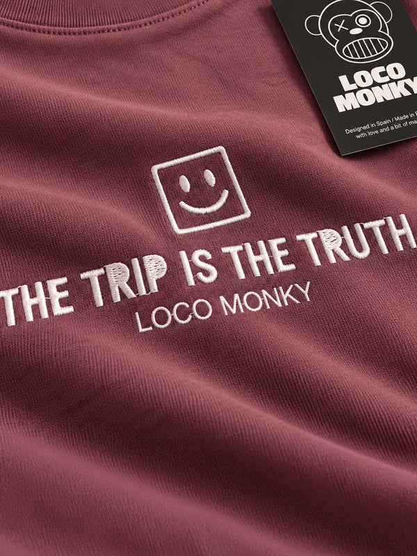 Camiseta boxy unisex color púrpura con texto bordado "THE TRIP IS THE TRUTH" y logo de Loco Monky
