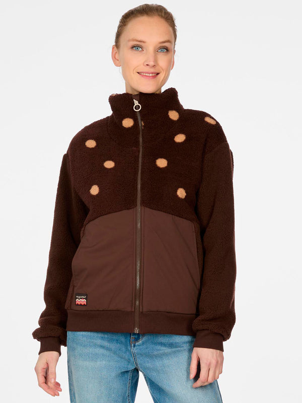 Forro polar de mujer en color marrón oscuro con puntos beige y cierre frontal, estilo casual.