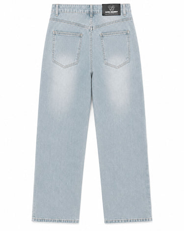 Pantalón vaquero de hombre en color azul claro, con etiqueta de Loco Monky visible en la parte trasera.