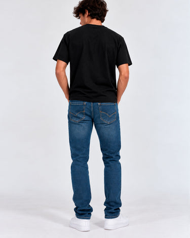 Pantalón vaquero azul para hombre, ajuste regular, con costuras visibles y detalles en los bolsillos traseros.
