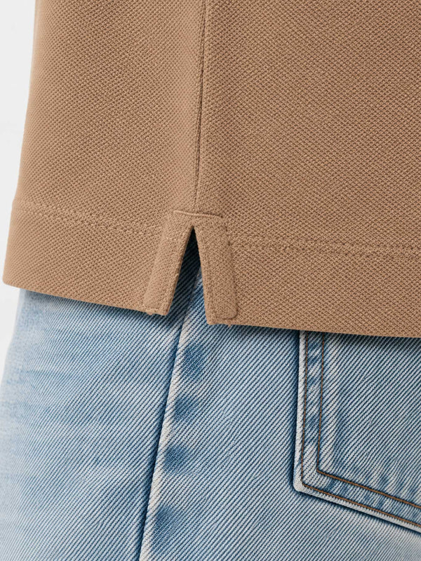 Polo de hombre en color caramelo con detalle de costura en la parte inferior y abertura lateral