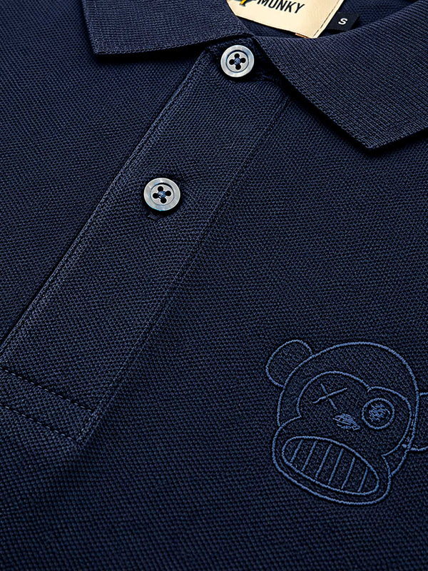 Polo de hombre color navy con cuello, botones y bordado de un mono en el pecho.