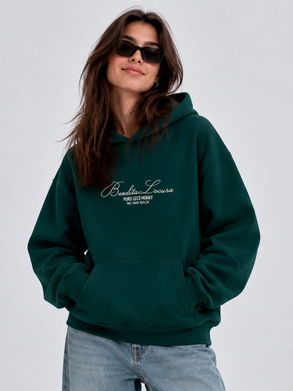 Sudadera unisex verde oscuro con capucha, bordado 'Bendita Locura' en el pecho y bolsillo frontal.