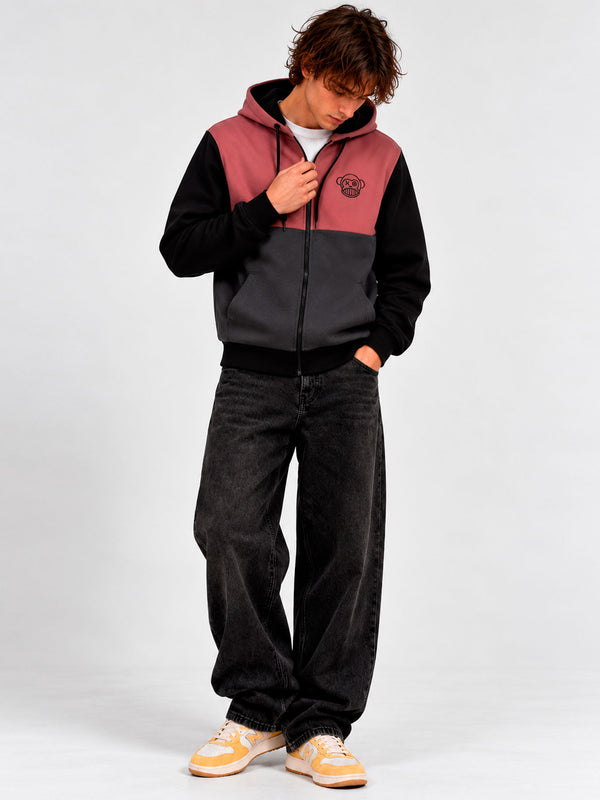 Sudadera con cremallera en tonos vino, negro y gris oscuro, con capucha y logo de Loco Monky en el pecho.