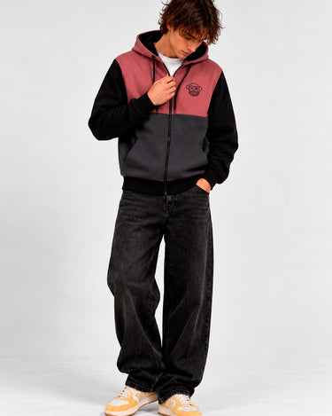 Sudadera con cremallera en tonos vino, negro y gris oscuro, con capucha y logo de Loco Monky en el pecho.