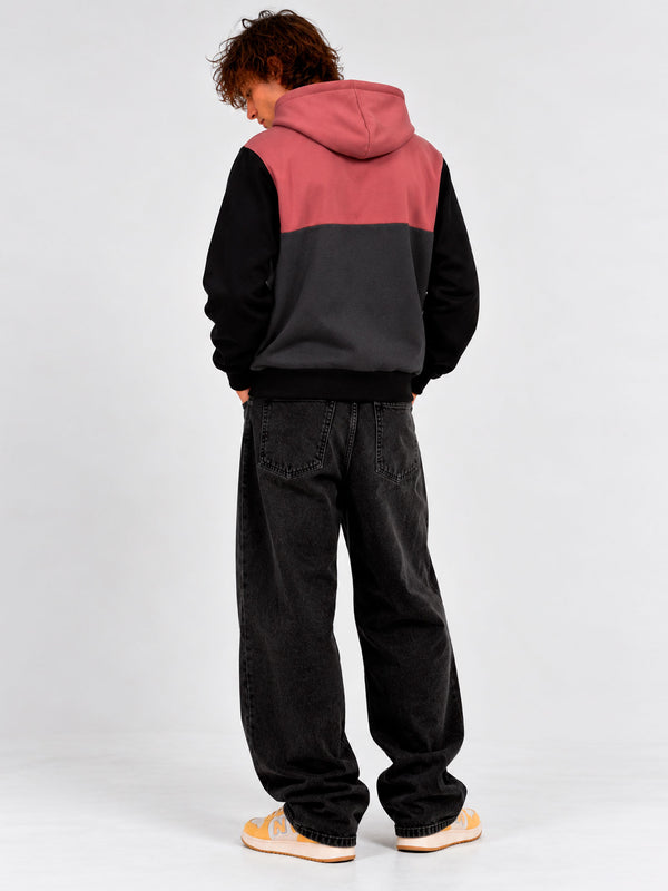 Sudadera con capucha en tonos vino, negro y gris oscuro, vista trasera, combinada con pantalones oscuros.