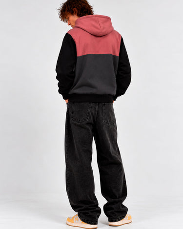 Sudadera con capucha en tonos vino, negro y gris oscuro, vista trasera, combinada con pantalones oscuros.