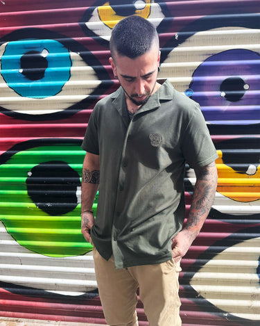 Camisa Unisex Puro Loco B Loco Monky Khaki Moderna y Cómoda, perfecta para un estilo casual y cómodo.