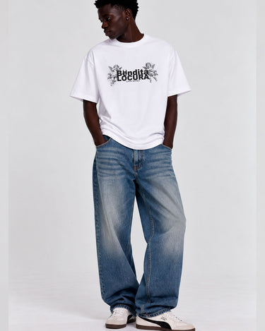 Camiseta blanca con estampado 'Bendita Locura IV' en negro, modelo masculino con jeans claros y zapatillas.