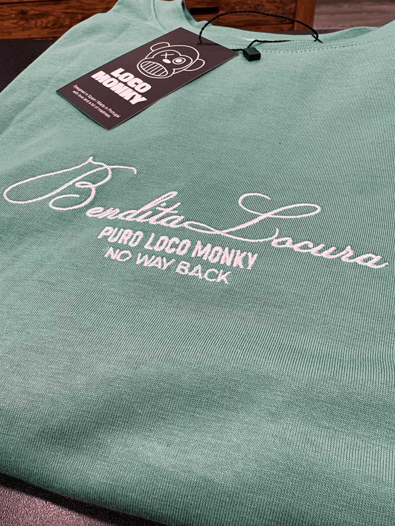 Camiseta Mujer Bendita Locura Bordado de Loco Monky Green
