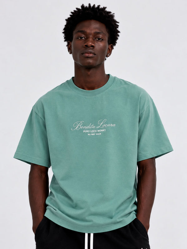 Camiseta verde con bordado en blanco que dice 'Bendita Locura' y 'Loco Monky' en el pecho.