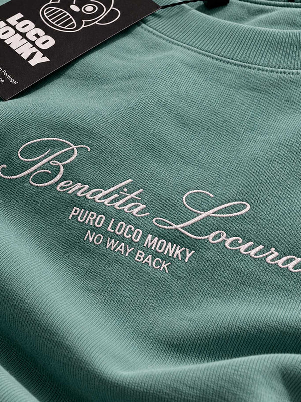 Camiseta verde con bordado en blanco que dice 'Bendita Locura' y 'Puro Loco Monky'.