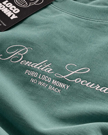 Camiseta verde con bordado en blanco que dice 'Bendita Locura' y 'Puro Loco Monky'.