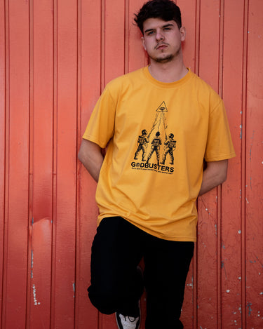 Camiseta Godbusters de Loco Monky Yellow, un homenaje moderno a los Cazafantasmas con un diseño único.