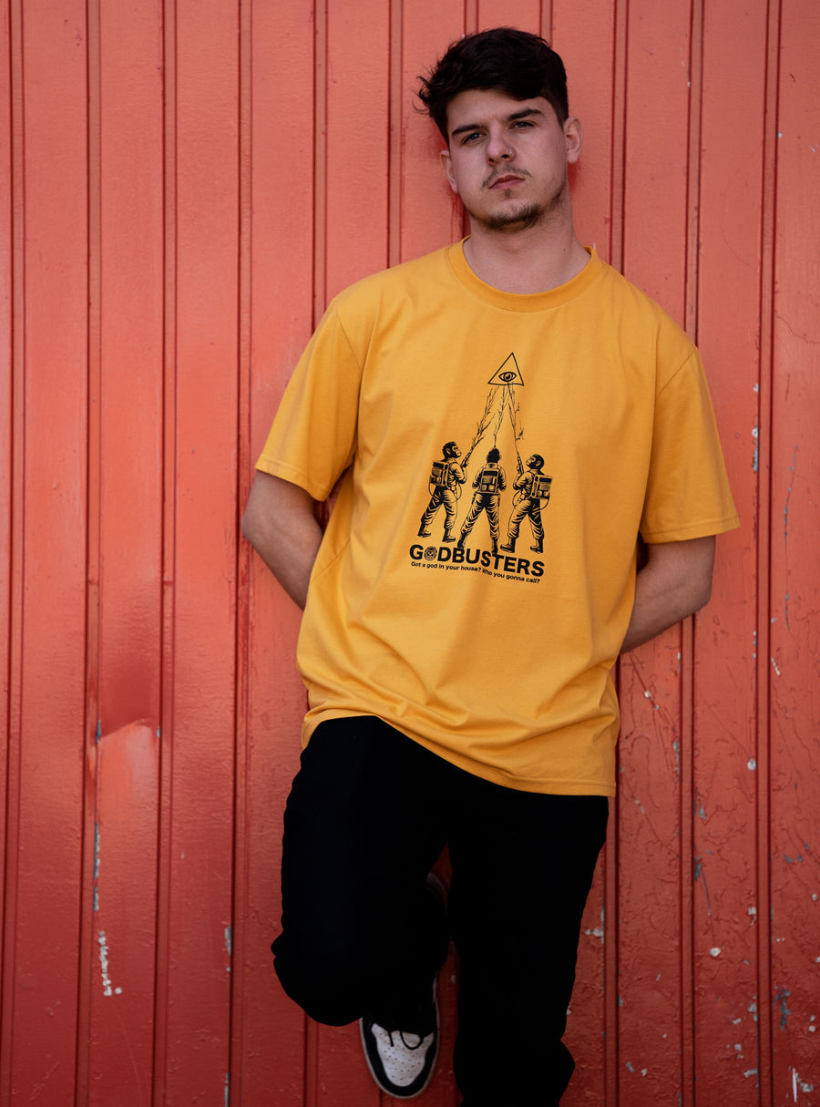 Camiseta Godbusters de Loco Monky Yellow, un homenaje moderno a los Cazafantasmas con un diseño único.