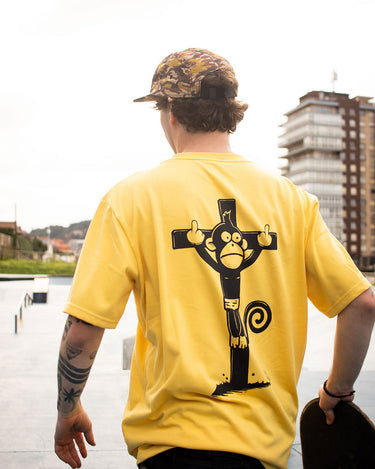 Camiseta Pray For Monky de Loco Monky yellow, 100% algodón, diseño único y sostenible, perfecta para el estilo urbano.