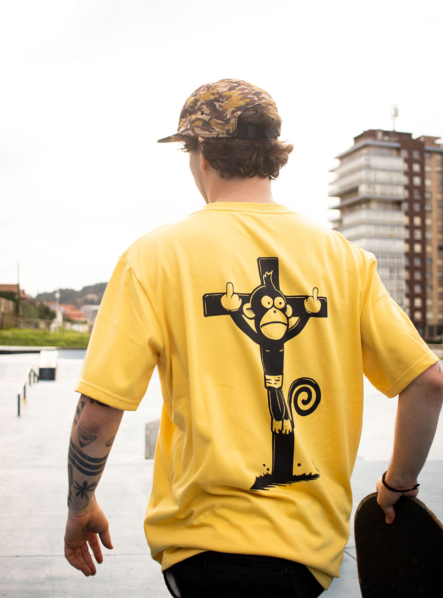 Camiseta Pray For Monky de Loco Monky yellow, 100% algodón, diseño único y sostenible, perfecta para el estilo urbano.