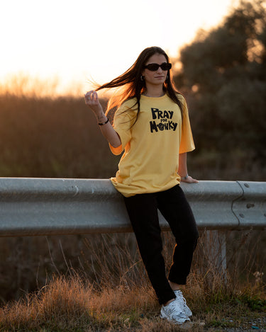 Camiseta Pray For Monky de Loco Monky yellow, 100% algodón, diseñada éticamente en España y hecha en Portugal.