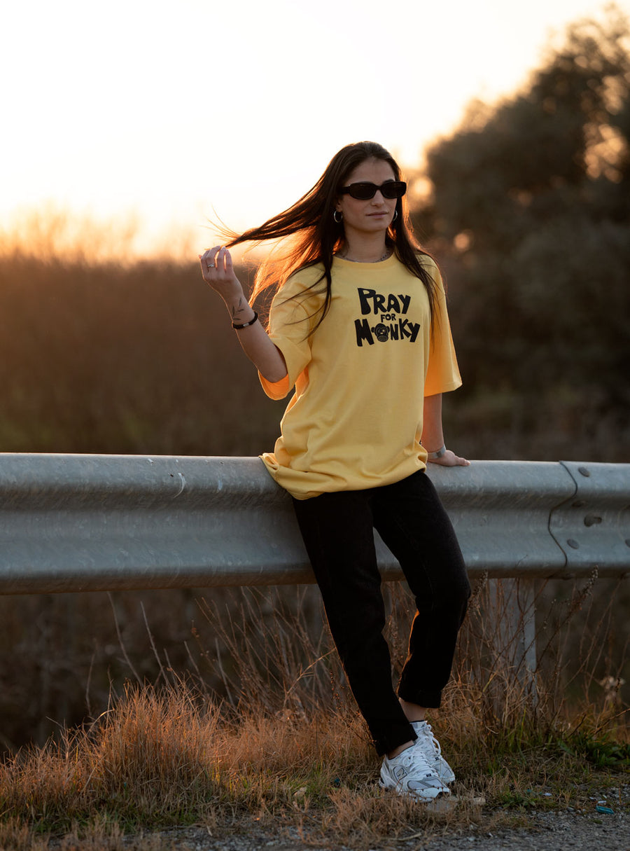 Camiseta Pray For Monky de Loco Monky yellow, 100% algodón, diseñada éticamente en España y hecha en Portugal.