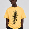 Camiseta amarilla con estampado negro de animales apilados y texto 'Make new friends