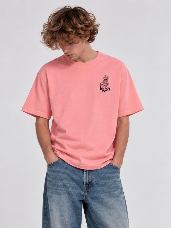 Camiseta rosa con diseño de Loco Monky en el pecho, modelo masculino con jeans claros.