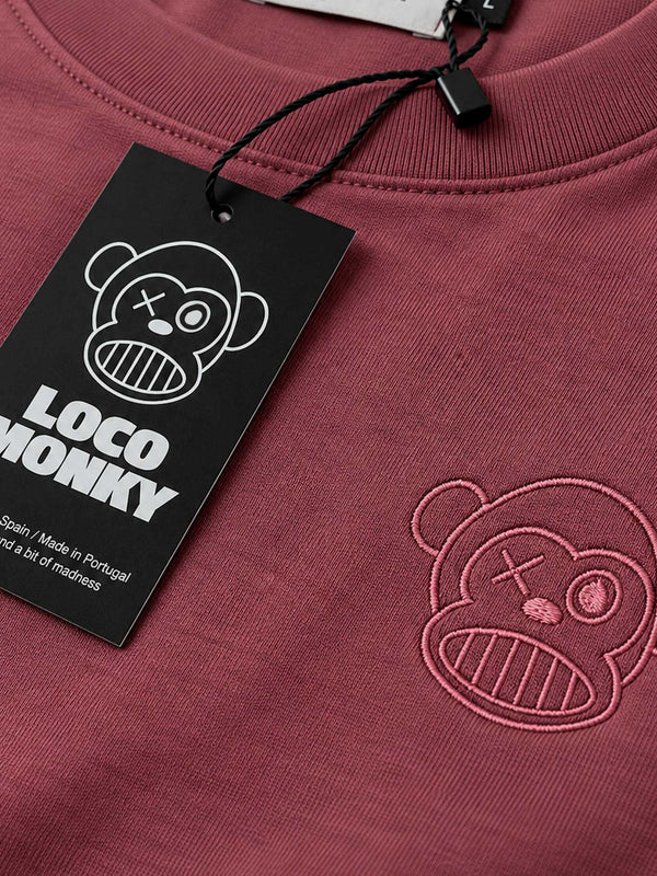 Camiseta de color púrpura con bordado de un mono y etiqueta negra de Loco Monky.