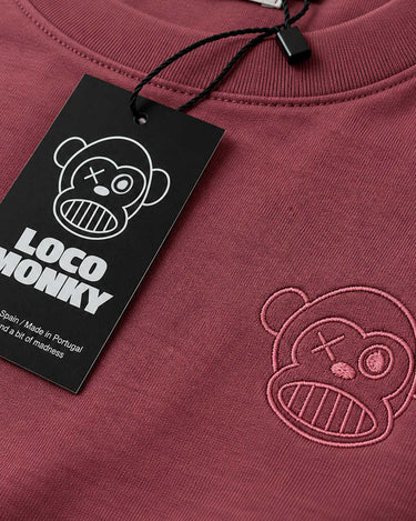 Camiseta de color púrpura con bordado de un mono y etiqueta negra de Loco Monky.