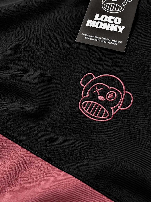 Camiseta negra con detalle en rosa y bordado de un mono con cara sonriente, etiqueta de Loco Monky visible.