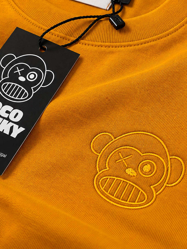 Camiseta amarilla con bordado de un mono y etiqueta de Loco Monky